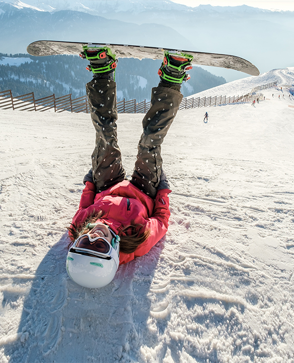 Mujer divertida haciendo snowboard